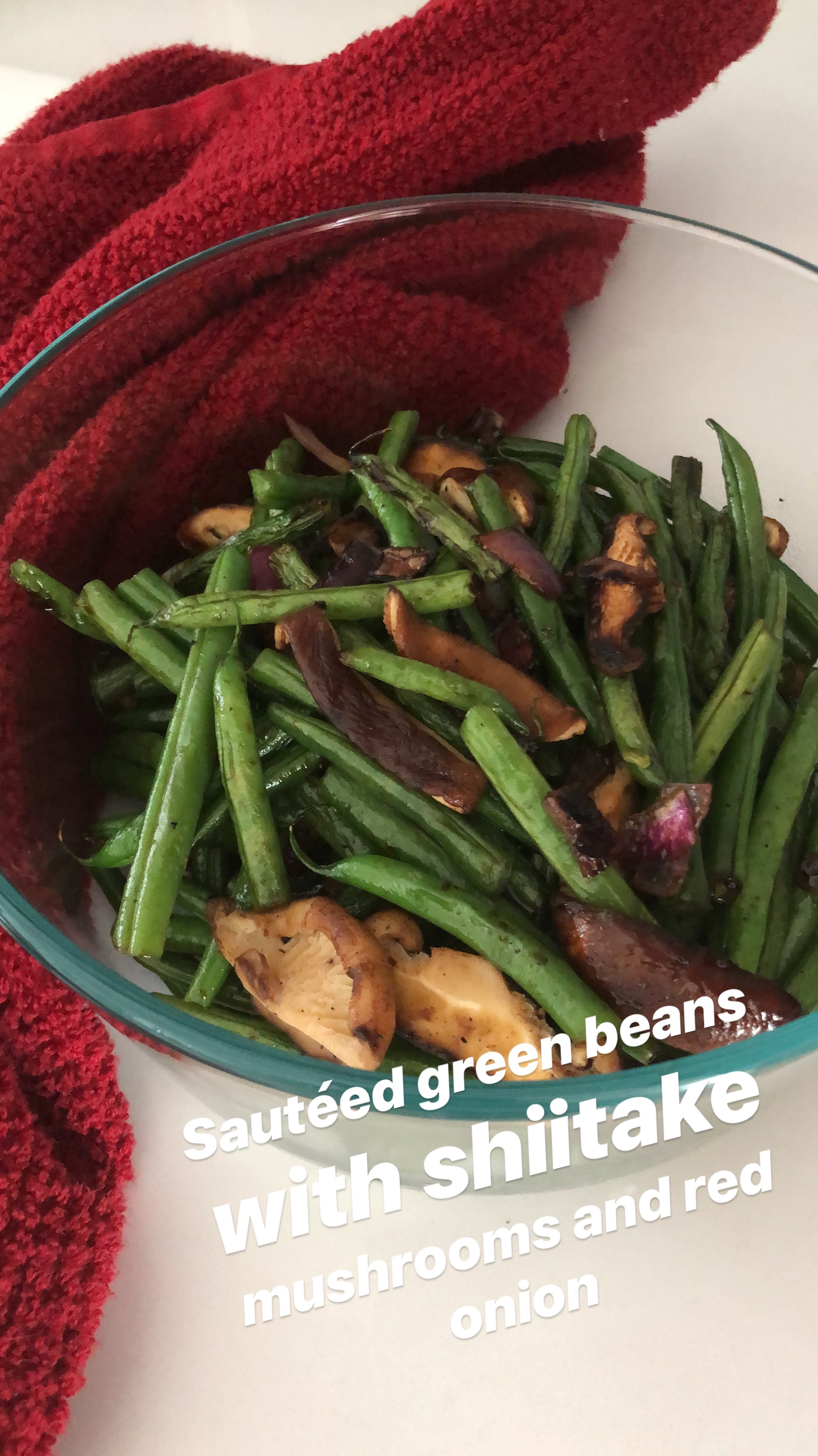 This healthy and easy green bean recipe comes takes less than 15 minutes. Al dente green beans (Haricot Verts) get an umami pop from the sauteed mushrooms. | www.grownupdish.com