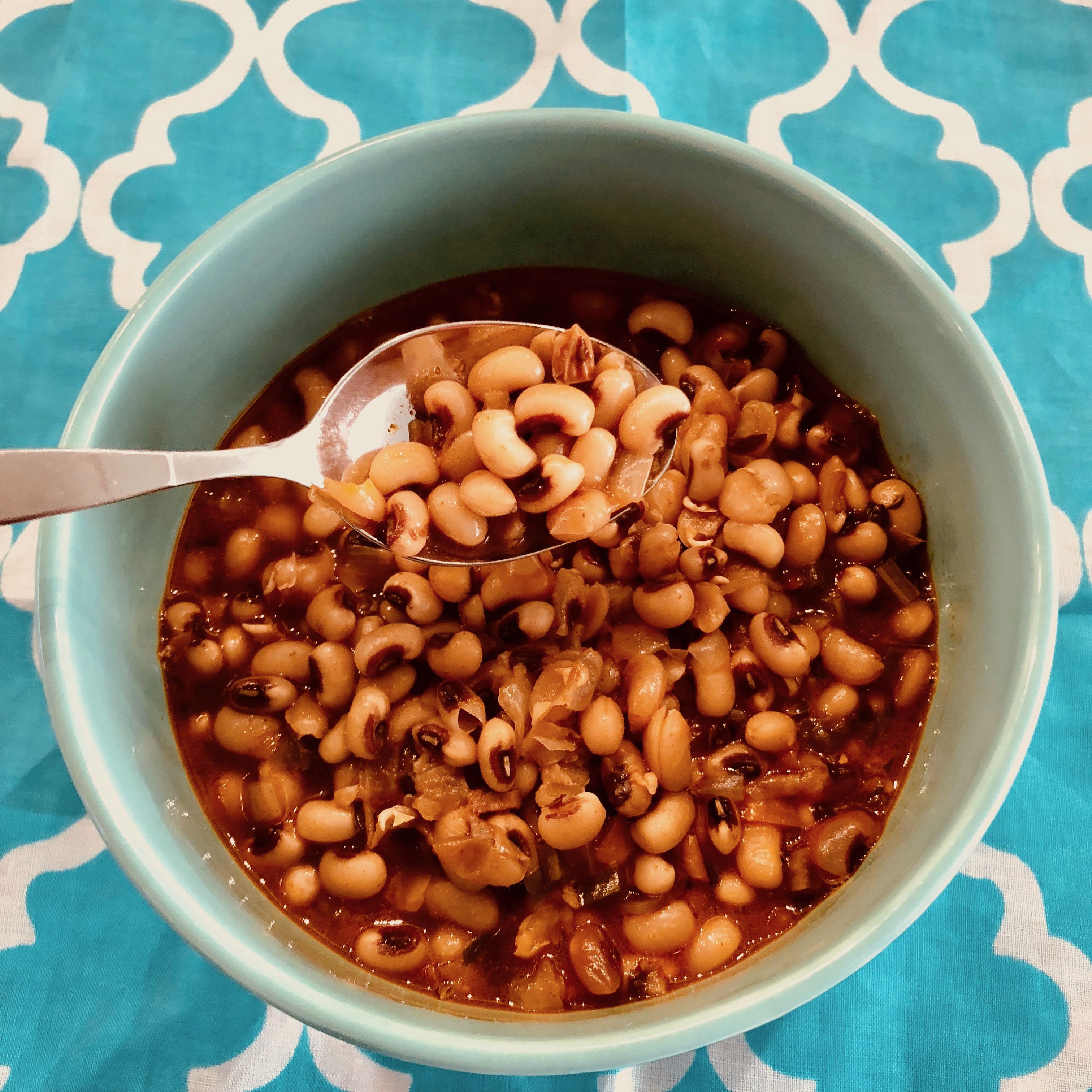 This healthy smoky blackeyed pea recipe is easy to make in a pressure cooker (Instant Pot) or Crock-Pot and you do NOT have to presoak the beans. Try it! | www.grownupdish.com