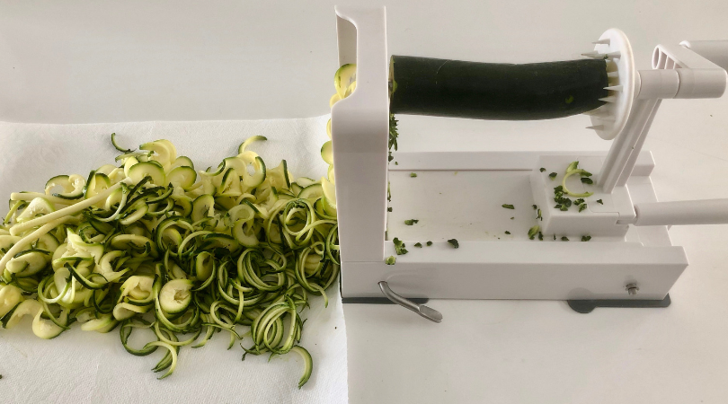 This No Cook Zoodle Cacio e Pepe is light, packed with flavor, and you only need a four ingredients: zucchini, parmesan cheese, olive oil and salt/pepper. | www.grownupdish.com